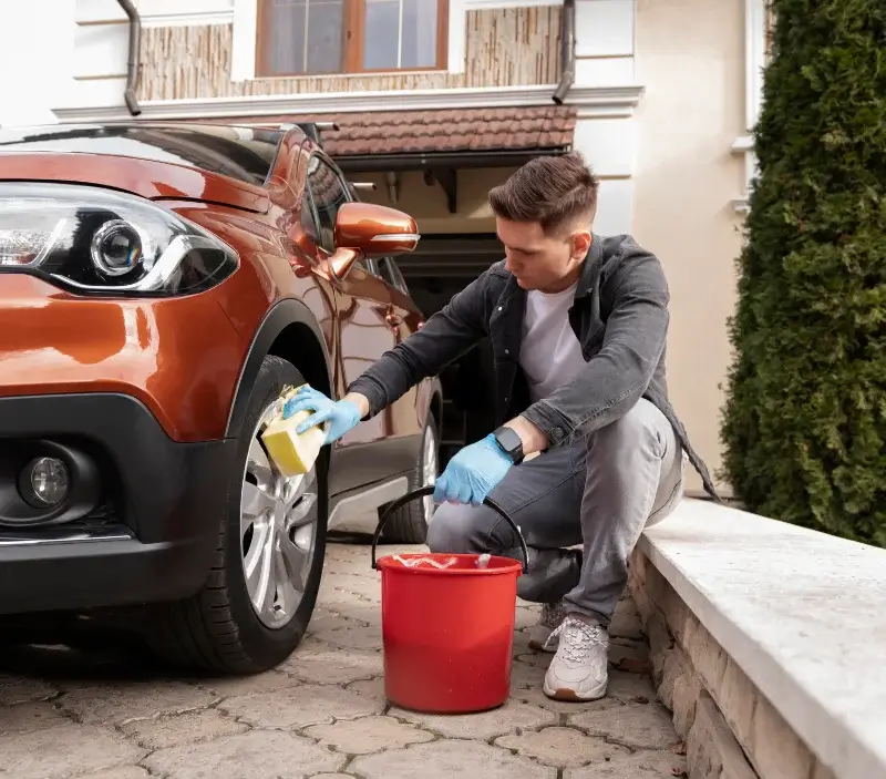 Lavage auto à domicile Saint-Michel-le-Cloucq : professionnel intervenant sur un véhicule